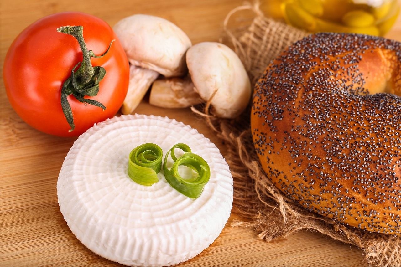 Tomato Cheese Bagel wallpaper