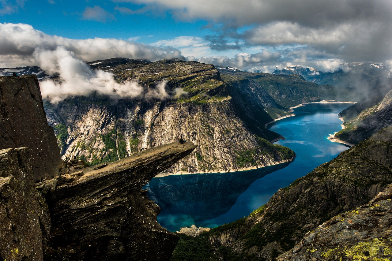 Water Trolltunga Ringedalsvannet wallpaper