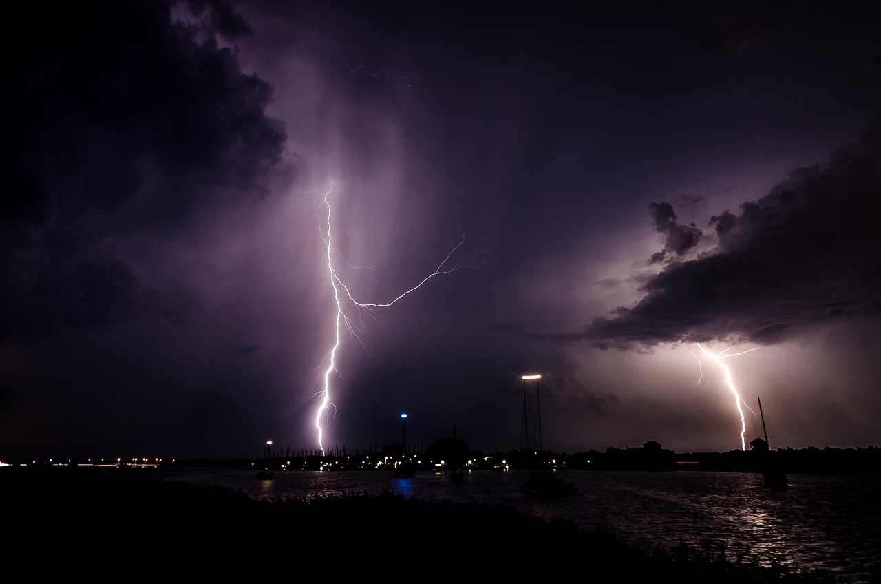 Lightning Lightning Bolt Night wallpaper