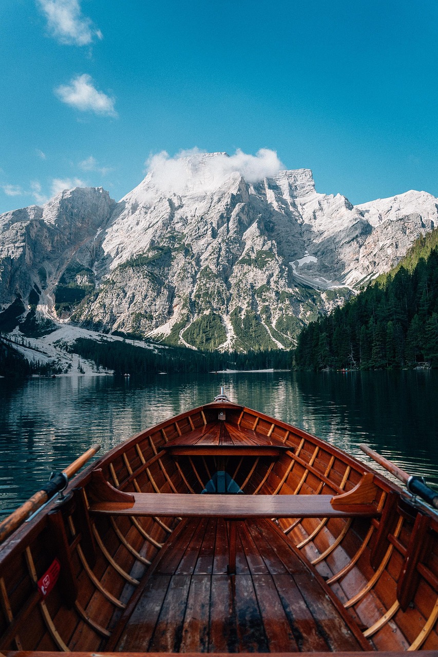 Boat Lake Mountains wallpaper